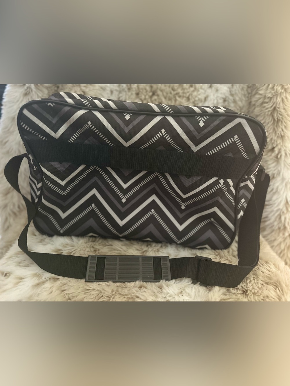 Magellan Outdoors Black & White Chevron Travel Crossbody with Mint Trim - Picture 2 of 7